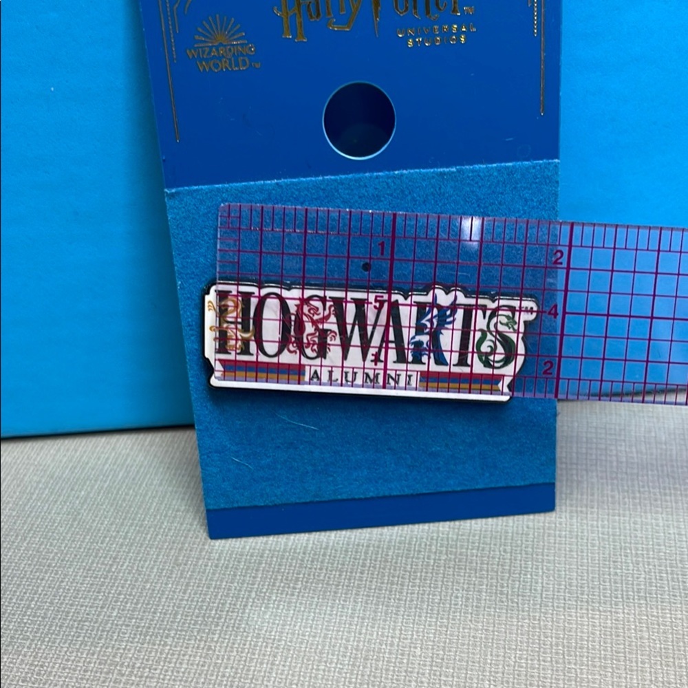 Hogwarts Alumni Pin - Picture 3 of 7